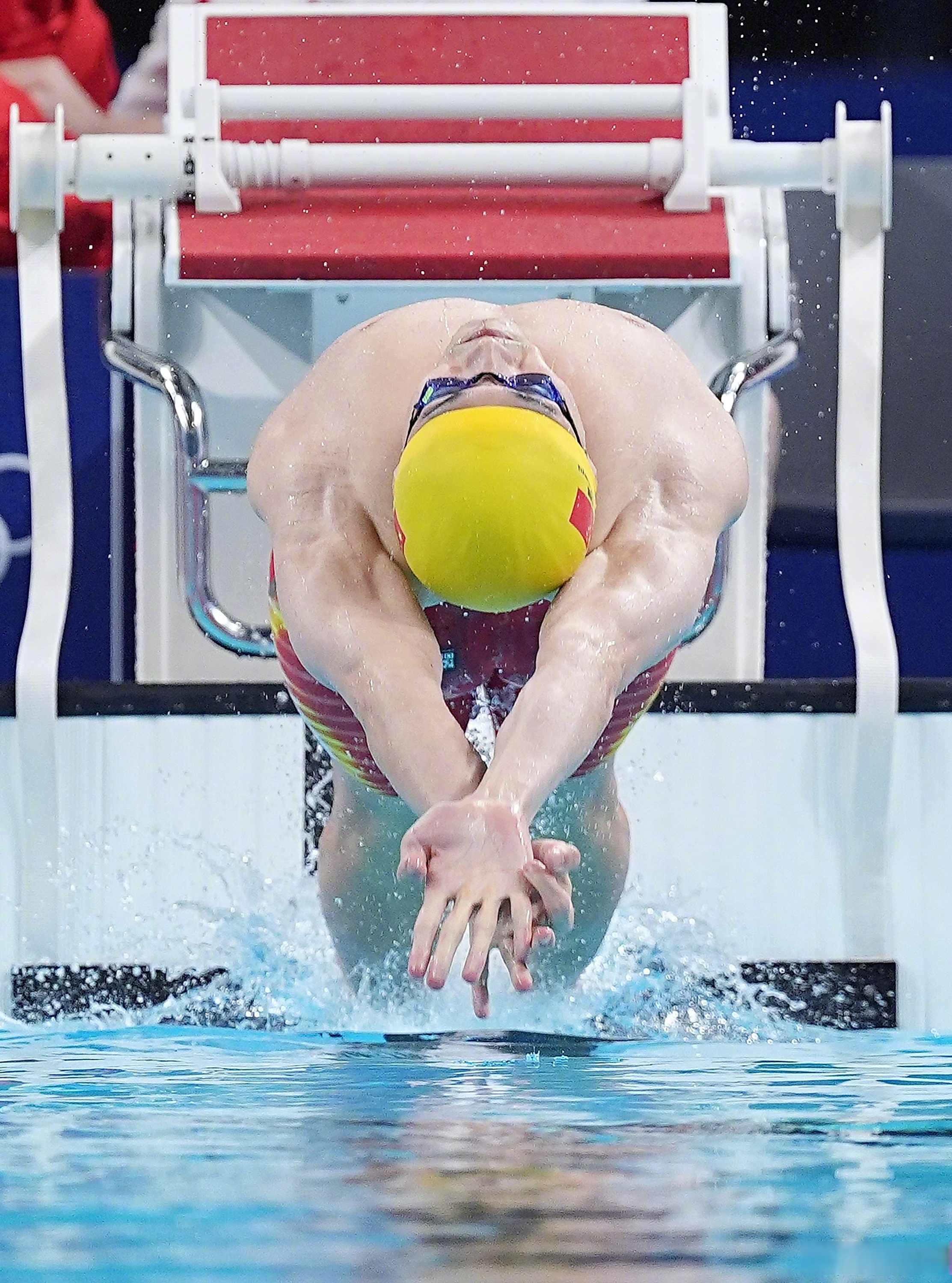 开云官网-游泳项目选手突破自我，斩获好成绩