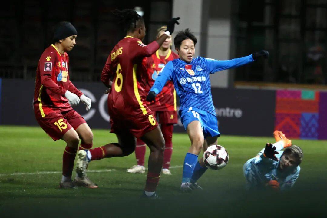 坚持不懈：女足选手全力以赴